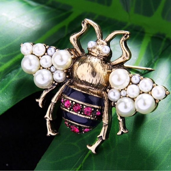 Jewelry - LARGE GOLD BEE BROOCH.